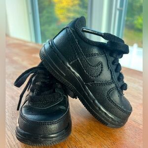 Triple Black Nike Force 1 Sneaker, Unisex, Size 4C (baby)